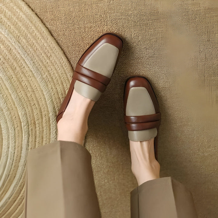 Vue de dessus de mocassins marron et beige portés, sur un fond texturé neutre. Chaussures élégantes avec un design bicolore, idéales pour un style décontracté chic., 45286722535605,45286722568373,45286722601141,45286722633909,45286722666677,45286722699445,45286722732213,45286722764981,45286722797749,45286722830517,45286722863285,45286722896053,45286722928821,45286722961589