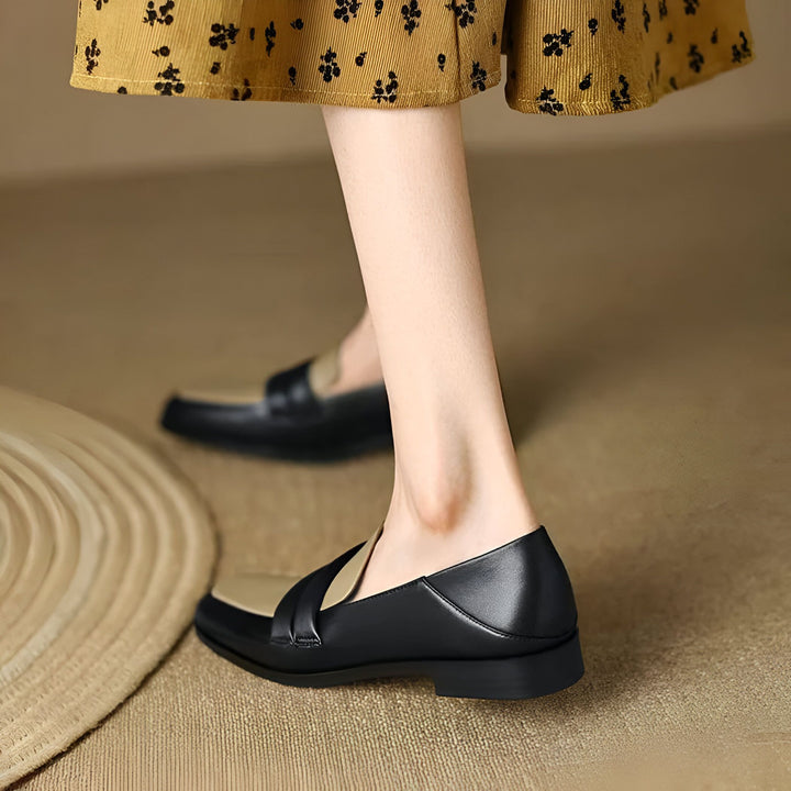 Chaussures mocassins élégantes en cuir noir et beige portées avec une jupe jaune à motifs fleuris. Mode féminine, chaussures confortables, style automnal., 45286722535605,45286722568373,45286722601141,45286722633909,45286722666677,45286722699445,45286722732213,45286722764981,45286722797749,45286722830517,45286722863285,45286722896053,45286722928821,45286722961589