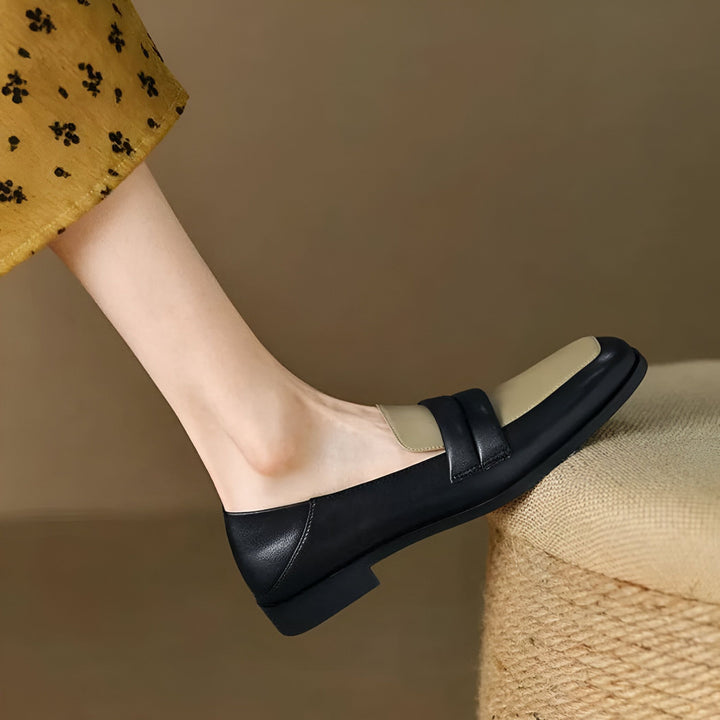 Gros plan d'une femme portant des mocassins en cuir noir et beige. Chaussures élégantes et confortables, idéales pour le quotidien ou une occasion spéciale. Mode féminine, style décontracté chic., 45286722535605,45286722568373,45286722601141,45286722633909,45286722666677,45286722699445,45286722732213,45286722764981,45286722797749,45286722830517,45286722863285,45286722896053,45286722928821,45286722961589