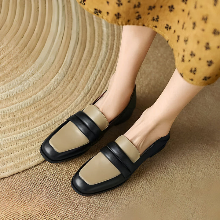Gros plan sur des mocassins bicolores (noir et beige) portés par une femme en robe jaune à motifs floraux. Chaussures élégantes et confortables, parfaites pour une tenue décontractée chic. Détails de style et texture du sol en arrière-plan., 45286722535605,45286722568373,45286722601141,45286722633909,45286722666677,45286722699445,45286722732213,45286722764981,45286722797749,45286722830517,45286722863285,45286722896053,45286722928821,45286722961589