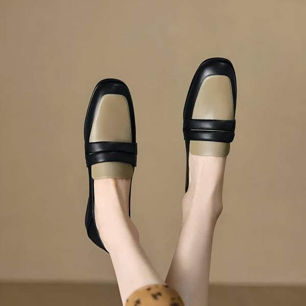 Mocassins bicolores noir et beige portés, chaussures femme élégantes et confortables, style preppy chic, mode automne-hiver., 45286722535605,45286722568373,45286722601141,45286722633909,45286722666677,45286722699445,45286722732213,45286722764981,45286722797749,45286722830517,45286722863285,45286722896053,45286722928821,45286722961589