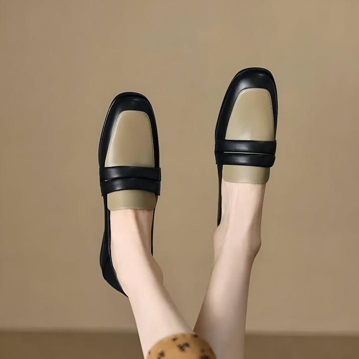 Mocassins bicolores noir et beige portés, chaussures femme élégantes et confortables, style preppy chic, mode automne-hiver., 45286722535605,45286722568373,45286722601141,45286722633909,45286722666677,45286722699445,45286722732213,45286722764981,45286722797749,45286722830517,45286722863285,45286722896053,45286722928821,45286722961589