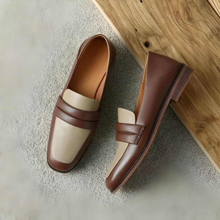 Mocassins bicolores en cuir marron et beige. Chaussures élégantes pour femmes avec une semelle plate. Style classique et confortable pour toutes les occasions., 45286722535605,45286722568373,45286722601141,45286722633909,45286722666677,45286722699445,45286722732213,45286722764981,45286722797749,45286722830517,45286722863285,45286722896053,45286722928821,45286722961589
