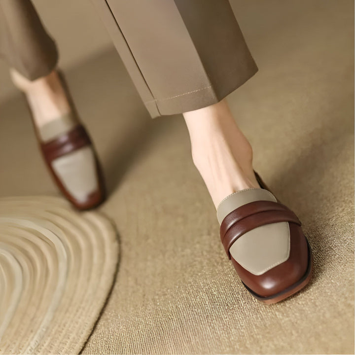 Mocassins pour femmes en cuir marron et beige, portés avec un pantalon marron. Style décontracté et élégant., 45286722535605,45286722568373,45286722601141,45286722633909,45286722666677,45286722699445,45286722732213,45286722764981,45286722797749,45286722830517,45286722863285,45286722896053,45286722928821,45286722961589