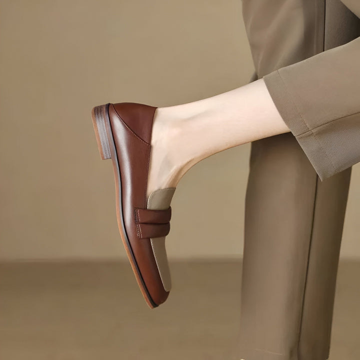 Gros plan sur un mocassin en cuir marron et beige, porté par une personne en pantalon couleur taupe. Chaussure élégante avec une finition soignée. Accessoire de mode., 45286722535605,45286722568373,45286722601141,45286722633909,45286722666677,45286722699445,45286722732213,45286722764981,45286722797749,45286722830517,45286722863285,45286722896053,45286722928821,45286722961589