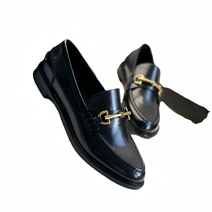 Mocassins noirs élégants avec boucle dorée. Chaussures classiques pour hommes ou femmes, parfaites pour un look sophistiqué et tendance. Mode intemporelle., 45286727188661,45286727221429,45286727254197,45286727286965,45286727319733,45286727352501