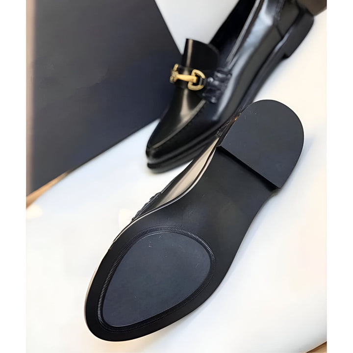 Mocassins en cuir noir brillant avec boucle dorée. Vue de dessus de la semelle et du talon. Chaussures élégantes pour homme ou femme. Mode, luxe, accessoires., 45286727188661,45286727221429,45286727254197,45286727286965,45286727319733,45286727352501