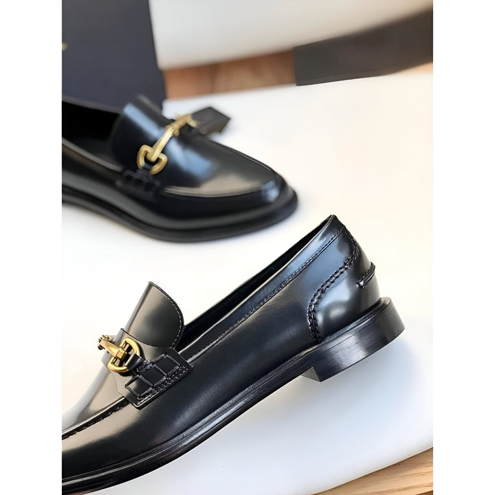 Mocassins en cuir noir avec boucle dorée. Chaussures élégantes pour hommes et femmes. Mode et confort., 45286727188661,45286727221429,45286727254197,45286727286965,45286727319733,45286727352501