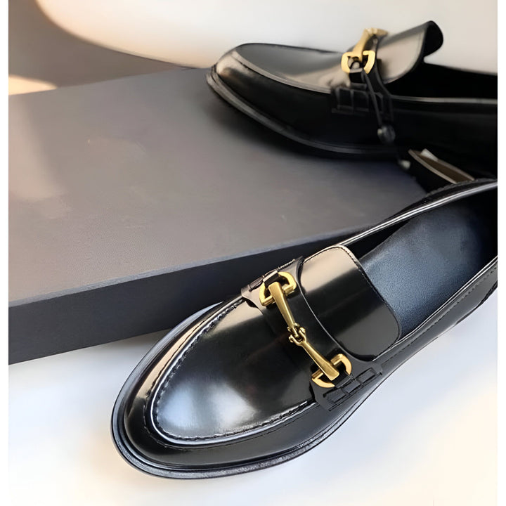 Mocassins noirs en cuir verni avec boucle dorée. Chaussures élégantes pour hommes, mode italienne, design luxueux. Détails raffinés, finitions impeccables. Parfaits pour un look sophistiqué., 45286727188661,45286727221429,45286727254197,45286727286965,45286727319733,45286727352501