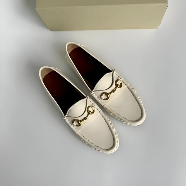 Mocassins pour femmes en cuir blanc avec mors doré, vus de dessus. Chaussures élégantes et confortables pour le quotidien., 45286711558325,45286711591093,45286711623861,45286711656629,45286711689397,45286711722165,45286711754933,45286711787701,45286711820469,45286711853237,45286711886005,45286711918773,45286711951541,45286711984309,45286712017077,45286712049845,45286712082613,45286712115381