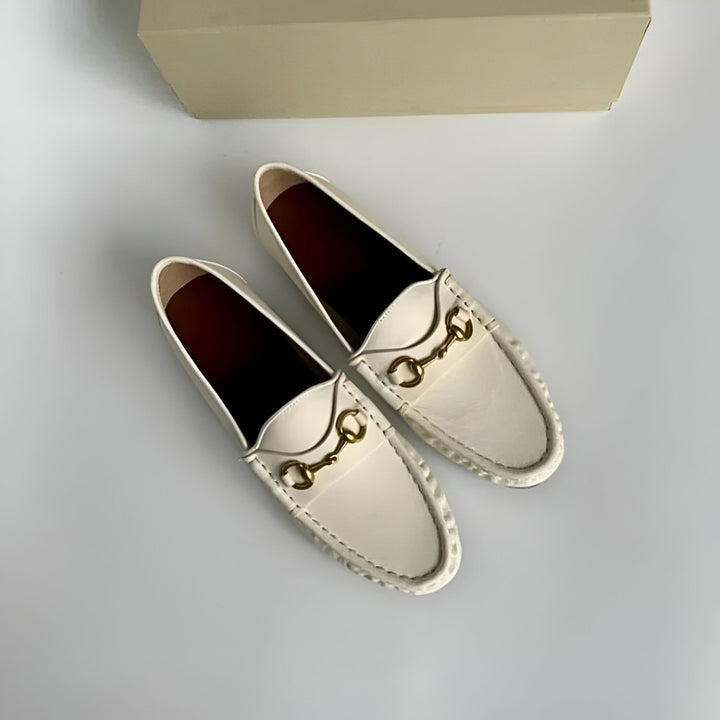 Mocassins pour femmes en cuir blanc avec mors doré, vus de dessus. Chaussures élégantes et confortables pour le quotidien., 45286711558325,45286711591093,45286711623861,45286711656629,45286711689397,45286711722165,45286711754933,45286711787701,45286711820469,45286711853237,45286711886005,45286711918773,45286711951541,45286711984309,45286712017077,45286712049845,45286712082613,45286712115381