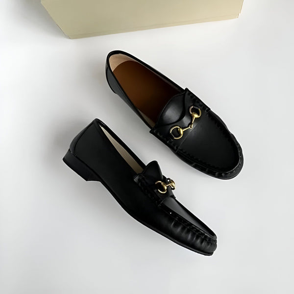 Mocassins noirs en cuir avec boucle dorée. Chaussures élégantes pour hommes ou femmes, style classique et intemporel. Parfaites pour une tenue décontractée ou formelle. Mode et confort., 45286711558325,45286711591093,45286711623861,45286711656629,45286711689397,45286711722165,45286711754933,45286711787701,45286711820469,45286711853237,45286711886005,45286711918773,45286711951541,45286711984309,45286712017077,45286712049845,45286712082613,45286712115381
