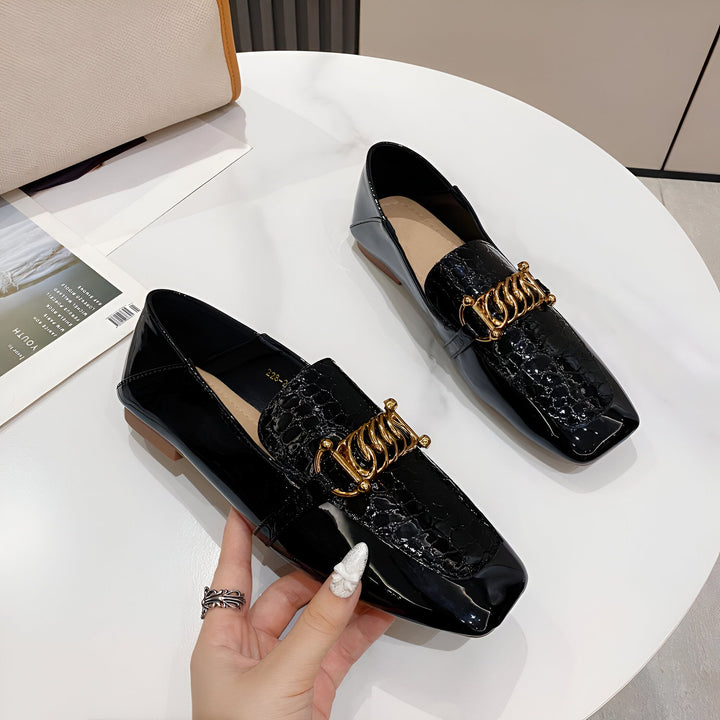 Mocassins noirs vernis avec détail doré, style élégant et moderne. Chaussures à la mode pour femme, présentées sur une table blanche avec un magazine et un sac à main en arrière-plan. Mode féminine, chaussures confortables et chics., 45286865436853,45286865469621,45286865502389,45286865535157,45286865567925,45286865600693,45286865633461,45286865666229,45286865698997,45286865731765,45286865764533,45286865797301,45286865830069,45286865862837