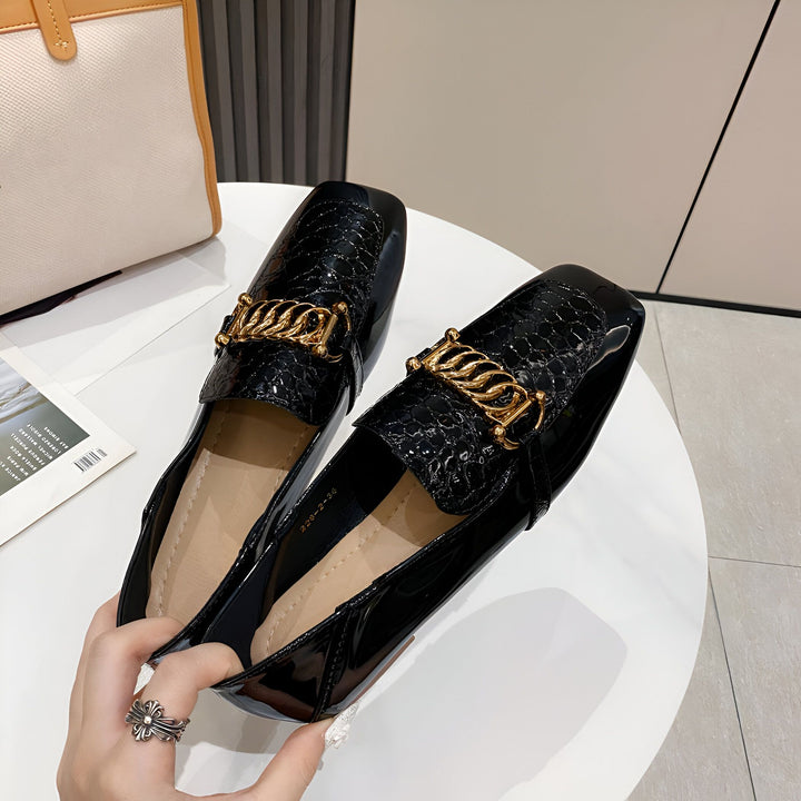 Mocassins noirs vernis avec détail chaîne dorée. Chaussures élégantes pour femmes. Mode automne-hiver. Prêt à porter., 45286865436853,45286865469621,45286865502389,45286865535157,45286865567925,45286865600693,45286865633461,45286865666229,45286865698997,45286865731765,45286865764533,45286865797301,45286865830069,45286865862837