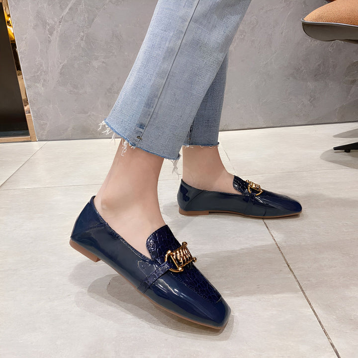 Chaussures plates vernies bleu marine avec ornement doré, portées avec un jean. Chaussures à la mode pour femmes, style élégant et confortable., 45286865436853,45286865469621,45286865502389,45286865535157,45286865567925,45286865600693,45286865633461,45286865666229,45286865698997,45286865731765,45286865764533,45286865797301,45286865830069,45286865862837