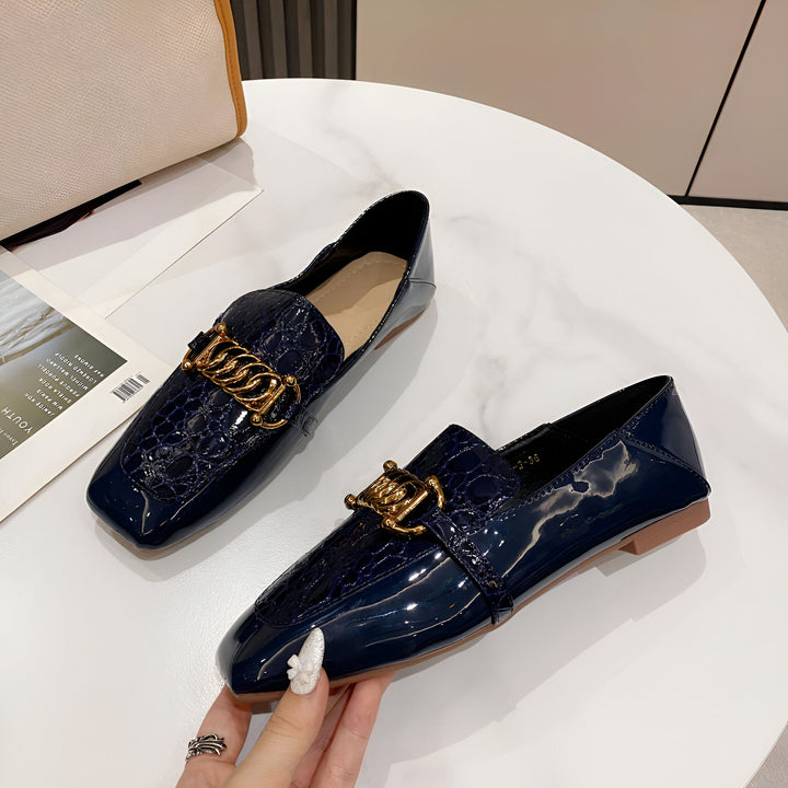 Mocassins bleu marine en cuir verni avec détails dorés, style élégant et tendance. Chaussures pour femmes, motif crocodile. Mode automne hiver, idée cadeau pour femme., 45286865436853,45286865469621,45286865502389,45286865535157,45286865567925,45286865600693,45286865633461,45286865666229,45286865698997,45286865731765,45286865764533,45286865797301,45286865830069,45286865862837