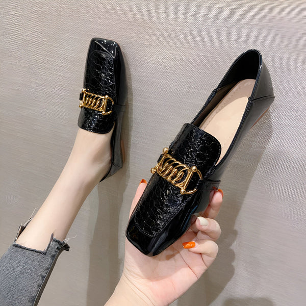 Mocassins noirs en cuir verni à bout carré avec détail de chaîne dorée. Chaussures élégantes et tendance., 45286865436853,45286865469621,45286865502389,45286865535157,45286865567925,45286865600693,45286865633461,45286865666229,45286865698997,45286865731765,45286865764533,45286865797301,45286865830069,45286865862837