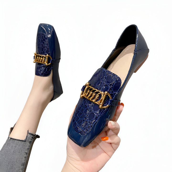 Mocassins bleus vernis avec détail chaîne dorée, portés et tenus à la main. Chaussures élégantes pour femme, style crocodile., 45286865436853,45286865469621,45286865502389,45286865535157,45286865567925,45286865600693,45286865633461,45286865666229,45286865698997,45286865731765,45286865764533,45286865797301,45286865830069,45286865862837