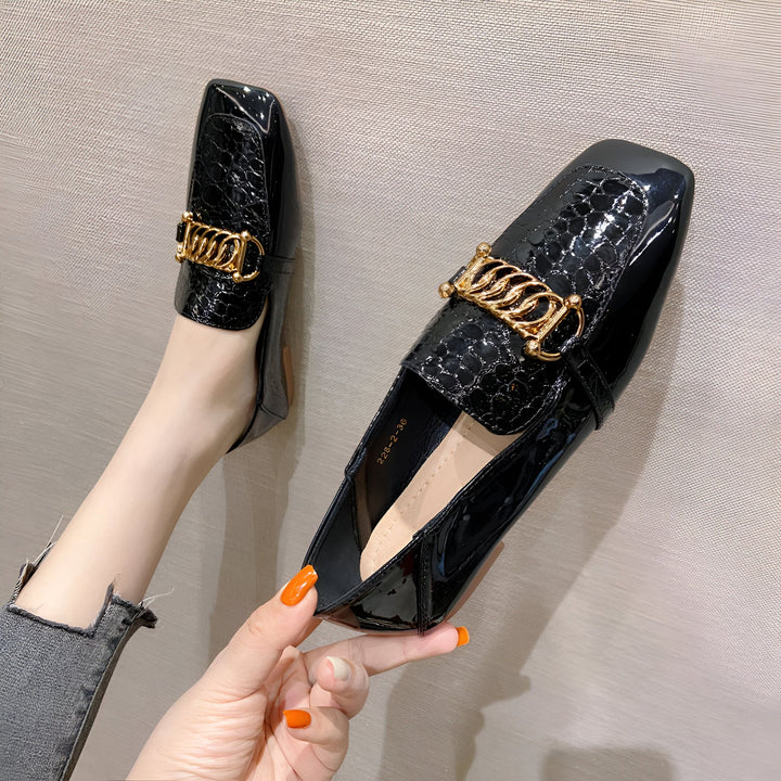 Mocassins vernis noirs pour femme avec chaîne dorée, détail en cuir texturé effet croco. Chaussures élégantes et tendance pour toutes les occasions., 45286865436853,45286865469621,45286865502389,45286865535157,45286865567925,45286865600693,45286865633461,45286865666229,45286865698997,45286865731765,45286865764533,45286865797301,45286865830069,45286865862837