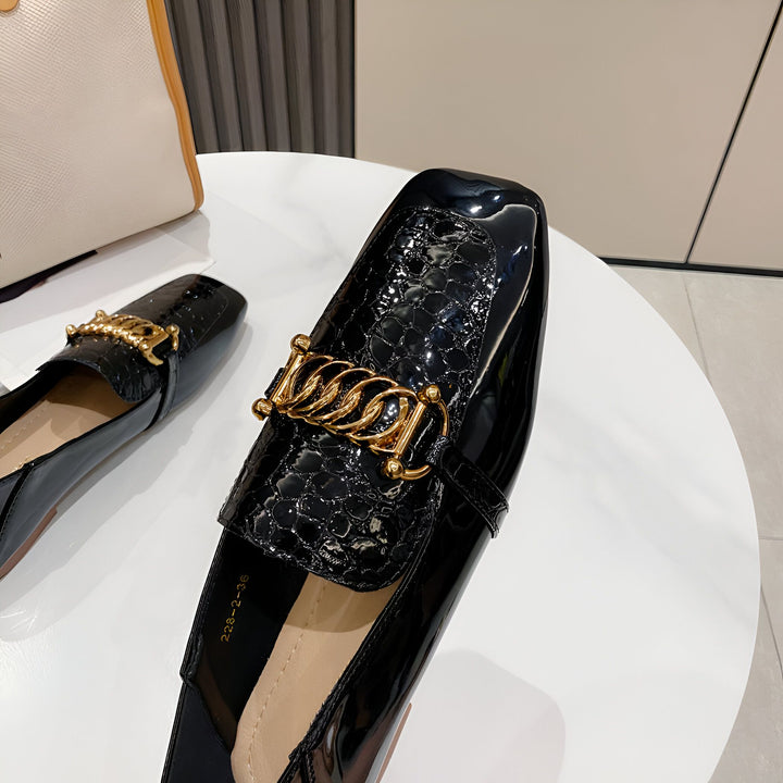 Mocassins noirs vernis pour femmes avec détail de chaîne dorée et texture en relief effet peau de serpent. Chaussures élégantes et tendance., 45286865436853,45286865469621,45286865502389,45286865535157,45286865567925,45286865600693,45286865633461,45286865666229,45286865698997,45286865731765,45286865764533,45286865797301,45286865830069,45286865862837