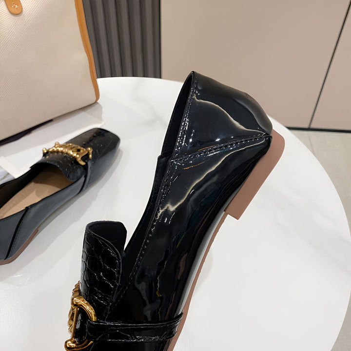 Mocassins vernis noirs pour femmes, avec boucle dorée. Chaussures élégantes et confortables, parfaites pour une tenue chic et décontractée. Style classique revisité., 45286865436853,45286865469621,45286865502389,45286865535157,45286865567925,45286865600693,45286865633461,45286865666229,45286865698997,45286865731765,45286865764533,45286865797301,45286865830069,45286865862837