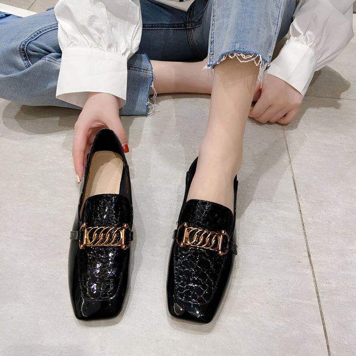 Vue rapprochée de mocassins noirs vernis avec une chaîne dorée, portés par une femme en jean et chemise blanche. Mode chaussures élégantes., 45286865436853,45286865469621,45286865502389,45286865535157,45286865567925,45286865600693,45286865633461,45286865666229,45286865698997,45286865731765,45286865764533,45286865797301,45286865830069,45286865862837