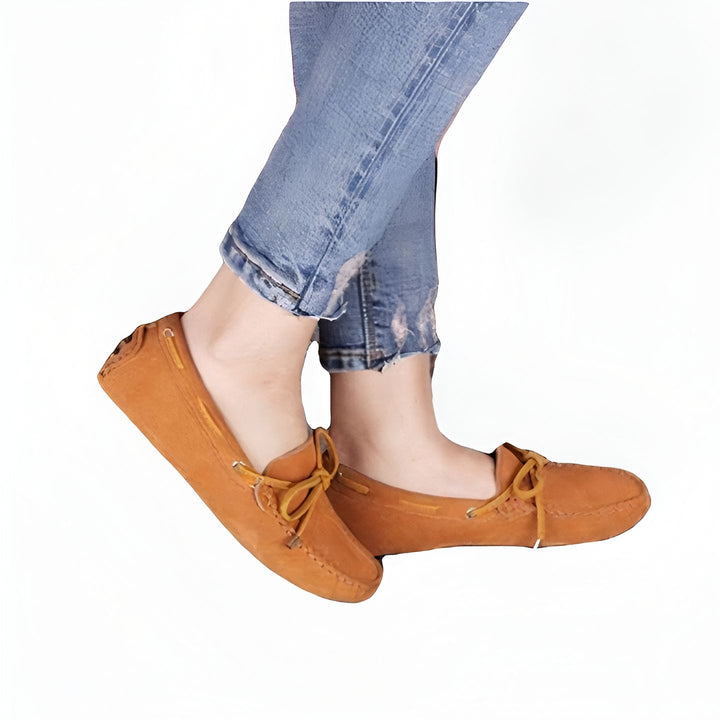 Personne portant des mocassins en daim marron avec des lacets noués, et un jean bleu clair retroussé, sur fond blanc., 45287070662837,45287070695605,45287070728373,45287070761141,45287070793909,45287070826677,45287070859445,45287070892213,45287070924981,45287070957749,45287070990517,45287071023285,45287071056053,45287071088821,45287071121589,45287071154357,45287071187125,45287071219893,45287071252661,45287071285429,45287071318197,45287071350965,45287071383733,45287071416501,45287071449269,45287071482037