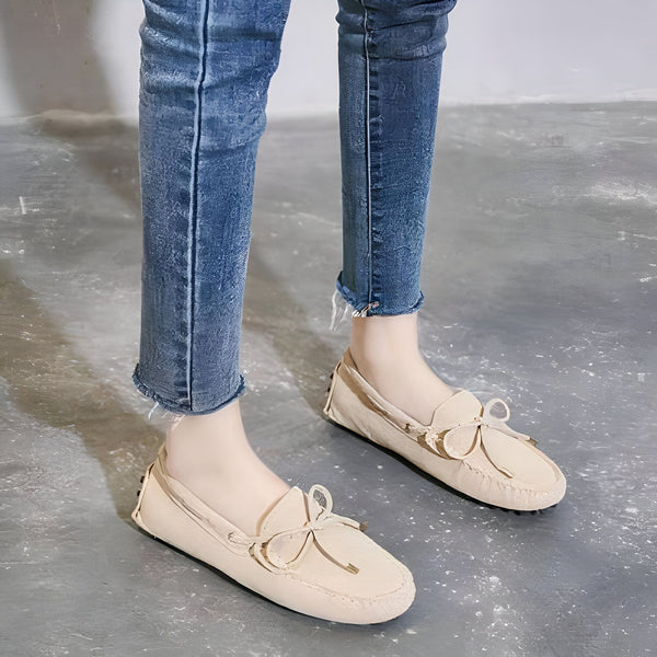 Mocassins beiges pour femmes avec jeans bleus décontractés. Chaussures confortables avec nœud décoratif. Mode féminine, style décontracté., 45287070662837,45287070695605,45287070728373,45287070761141,45287070793909,45287070826677,45287070859445,45287070892213,45287070924981,45287070957749,45287070990517,45287071023285,45287071056053,45287071088821,45287071121589,45287071154357,45287071187125,45287071219893,45287071252661,45287071285429,45287071318197,45287071350965,45287071383733,45287071416501,452