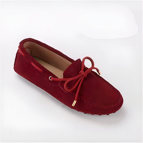 Mocassin en daim bordeaux avec des lacets décoratifs et embouts dorés. Chaussure élégante et confortable pour femmes., 45287070662837,45287070695605,45287070728373,45287070761141,45287070793909,45287070826677,45287070859445,45287070892213,45287070924981,45287070957749,45287070990517,45287071023285,45287071056053,45287071088821,45287071121589,45287071154357,45287071187125,45287071219893,45287071252661,45287071285429,45287071318197,45287071350965,45287071383733,45287071416501,45287071449269,452870714820