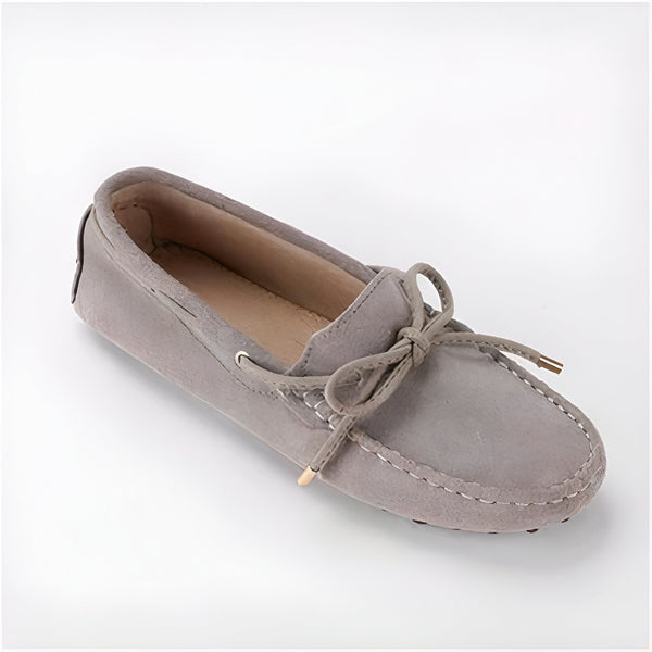 Mocassin gris en daim pour femme, avec un nœud décoratif. Chaussure d'été confortable et élégante, idéale pour une tenue décontractée., 45287070662837,45287070695605,45287070728373,45287070761141,45287070793909,45287070826677,45287070859445,45287070892213,45287070924981,45287070957749,45287070990517,45287071023285,45287071056053,45287071088821,45287071121589,45287071154357,45287071187125,45287071219893,45287071252661,45287071285429,45287071318197,45287071350965,45287071383733,45287071416501,45287