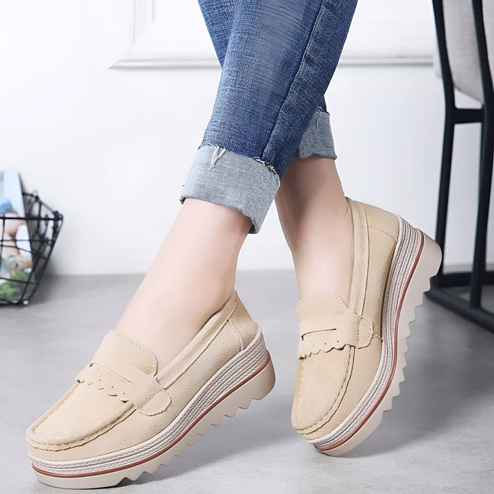 Gros plan de mocassins beiges à plateforme portés avec un jean bleu retroussé. Chaussures décontractées et confortables., 45286651232437,45286651265205,45286651297973,45286651330741,45286651363509,45286651396277,45286651429045,45286651461813,45286651494581,45286651527349,45286651560117,45286651592885,45286651625653,45286651658421,45286651691189,45286651723957,45286651756725,45286651789493,45286651822261,45286651855029,45286651887797,45286651920565,45286651953333,45286651986101,45286652018869,45286652