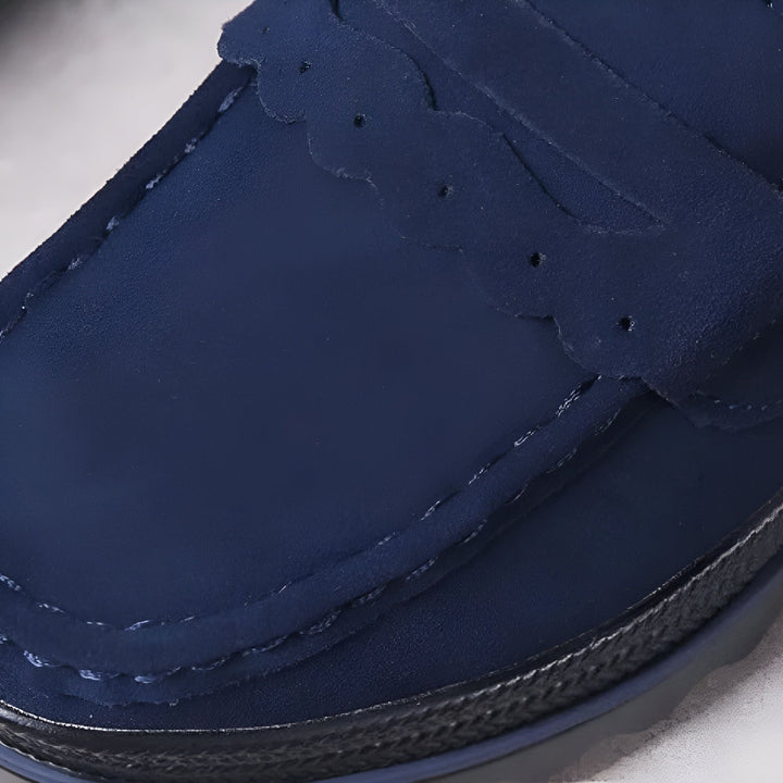 Gros plan sur un mocassin bleu marine en daim. Détail de la couture et découpe festonnée. Élégance décontractée., 45286651232437,45286651265205,45286651297973,45286651330741,45286651363509,45286651396277,45286651429045,45286651461813,45286651494581,45286651527349,45286651560117,45286651592885,45286651625653,45286651658421,45286651691189,45286651723957,45286651756725,45286651789493,45286651822261,45286651855029,45286651887797,45286651920565,45286651953333,45286651986101,45286652018869,45286652051637