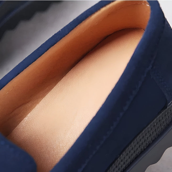 Gros plan sur l'intérieur d'un mocassin bleu marine. On peut observer la semelle intérieure beige et la doublure marron clair. La semelle extérieure noire est visible en bas., 45286651232437,45286651265205,45286651297973,45286651330741,45286651363509,45286651396277,45286651429045,45286651461813,45286651494581,45286651527349,45286651560117,45286651592885,45286651625653,45286651658421,45286651691189,45286651723957,45286651756725,45286651789493,45286651822261,45286651855029,45286651887797,45286651920565,4