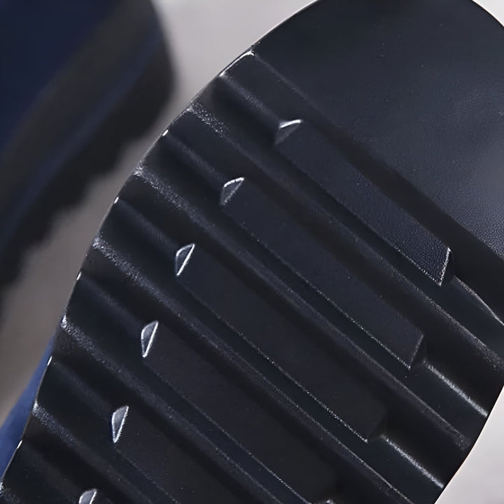 Gros plan de la semelle noire et crantée d'une chaussure. Texture antidérapante., 45286651232437,45286651265205,45286651297973,45286651330741,45286651363509,45286651396277,45286651429045,45286651461813,45286651494581,45286651527349,45286651560117,45286651592885,45286651625653,45286651658421,45286651691189,45286651723957,45286651756725,45286651789493,45286651822261,45286651855029,45286651887797,45286651920565,45286651953333,45286651986101,45286652018869,45286652051637,45286652084405,45286652117173,452866