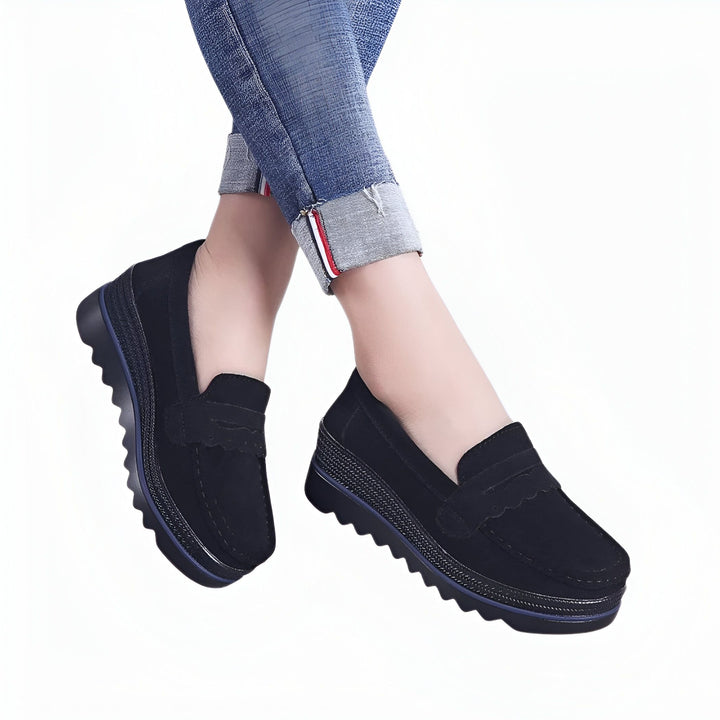 Gros plan des pieds d'une femme portant des mocassins noirs à plateforme et un jean bleu décontracté. Chaussures élégantes et confortables., 45286651232437,45286651265205,45286651297973,45286651330741,45286651363509,45286651396277,45286651429045,45286651461813,45286651494581,45286651527349,45286651560117,45286651592885,45286651625653,45286651658421,45286651691189,45286651723957,45286651756725,45286651789493,45286651822261,45286651855029,45286651887797,45286651920565,45286651953333,45286651986101,4528