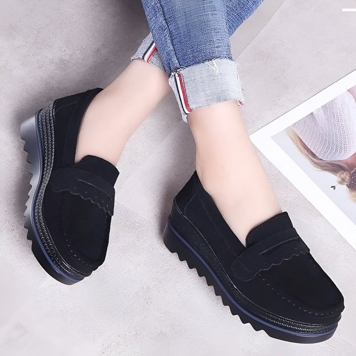 Chaussures mocassins noires à plateforme compensée portées avec un jean. Chaussures élégantes pour femmes. Mode et confort., 45286651232437,45286651265205,45286651297973,45286651330741,45286651363509,45286651396277,45286651429045,45286651461813,45286651494581,45286651527349,45286651560117,45286651592885,45286651625653,45286651658421,45286651691189,45286651723957,45286651756725,45286651789493,45286651822261,45286651855029,45286651887797,45286651920565,45286651953333,45286651986101,45286652018869,45286