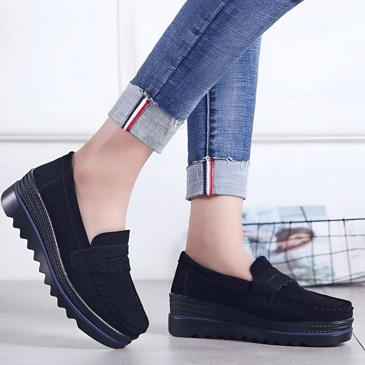 Chaussures mocassins compensées noires portées avec un jean retroussé. Chaussures à semelle épaisse confortables, idéales pour un look décontracté et élégant. Mode femme automne-hiver., 45286651232437,45286651265205,45286651297973,45286651330741,45286651363509,45286651396277,45286651429045,45286651461813,45286651494581,45286651527349,45286651560117,45286651592885,45286651625653,45286651658421,45286651691189,45286651723957,45286651756725,45286651789493,45286651822261,45286651855029,45286651887797