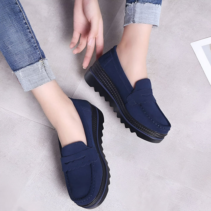 Chaussures bateau bleues pour femmes, avec semelles compensées noires. Portées avec un jean retroussé, sur un fond gris. Idéales pour un style décontracté et confortable., 45286651232437,45286651265205,45286651297973,45286651330741,45286651363509,45286651396277,45286651429045,45286651461813,45286651494581,45286651527349,45286651560117,45286651592885,45286651625653,45286651658421,45286651691189,45286651723957,45286651756725,45286651789493,45286651822261,45286651855029,45286651887797,45286651920565,45