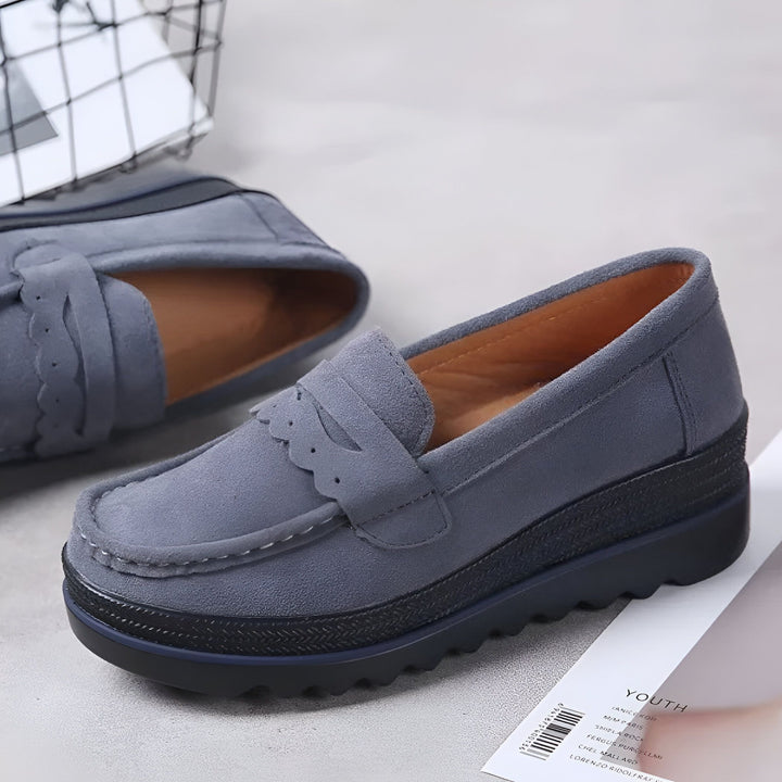 Mocassins gris pour femmes avec semelle compensée. Chaussures décontractées en daim, idéales pour le quotidien. Détail décoratif sur le dessus., 45286651232437,45286651265205,45286651297973,45286651330741,45286651363509,45286651396277,45286651429045,45286651461813,45286651494581,45286651527349,45286651560117,45286651592885,45286651625653,45286651658421,45286651691189,45286651723957,45286651756725,45286651789493,45286651822261,45286651855029,45286651887797,45286651920565,45286651953333,45286651986101