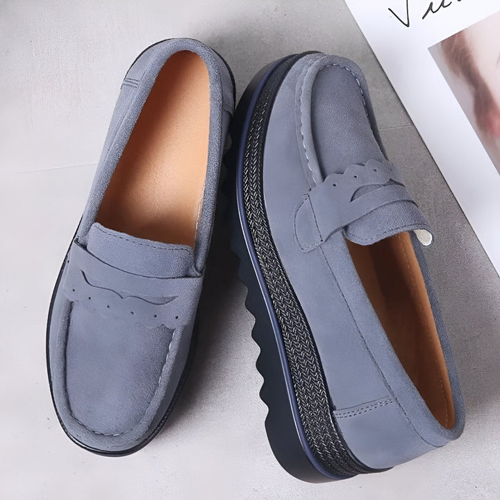 Mocassins plateforme gris en suède pour femme. Chaussures confortables et élégantes, idéales pour le quotidien. Détails festonnés sur le dessus. Vue rapprochée mettant en valeur la texture et le design., 45286651232437,45286651265205,45286651297973,45286651330741,45286651363509,45286651396277,45286651429045,45286651461813,45286651494581,45286651527349,45286651560117,45286651592885,45286651625653,45286651658421,45286651691189,45286651723957,45286651756725,45286651789493,45286651822261,45286651855029
