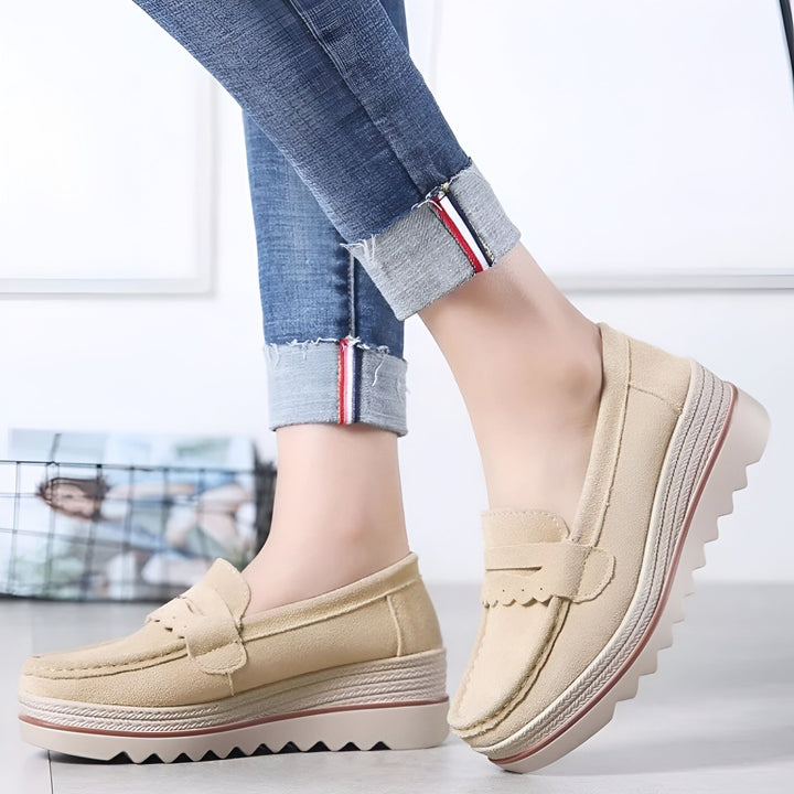 Image de mocassins compensés beiges portés avec un jean bleu retroussé, mettant en valeur un style décontracté et confortable. Idéal pour une tenue de tous les jours. Chaussures confortables et élégantes., 45286651232437,45286651265205,45286651297973,45286651330741,45286651363509,45286651396277,45286651429045,45286651461813,45286651494581,45286651527349,45286651560117,45286651592885,45286651625653,45286651658421,45286651691189,45286651723957,45286651756725,45286651789493,45286651822261,45286651855