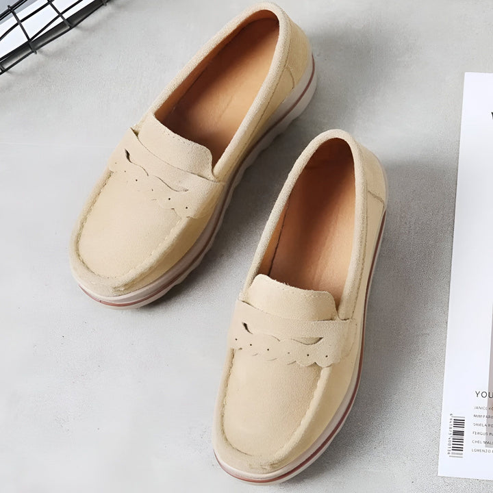 Mocassins en daim beige pour femme. Chaussures plates confortables avec semelle contrastée. Style décontracté et élégant. Parfaites pour le printemps et l'été., 45286651232437,45286651265205,45286651297973,45286651330741,45286651363509,45286651396277,45286651429045,45286651461813,45286651494581,45286651527349,45286651560117,45286651592885,45286651625653,45286651658421,45286651691189,45286651723957,45286651756725,45286651789493,45286651822261,45286651855029,45286651887797,45286651920565,452866519533