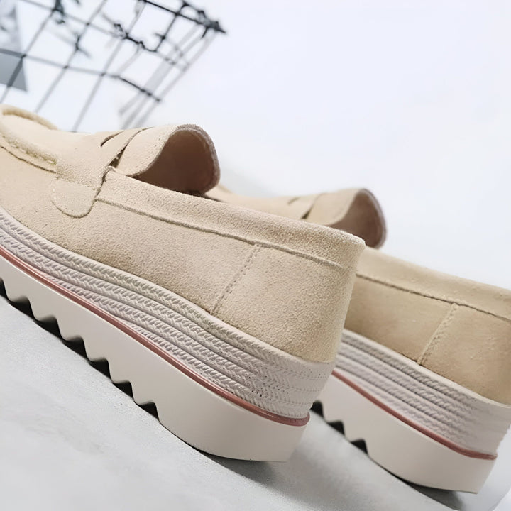 Vue rapprochée d'une paire d'élégants mocassins beiges en daim avec une semelle compensée tendance. Détails soignés et confort assuré., 45286651232437,45286651265205,45286651297973,45286651330741,45286651363509,45286651396277,45286651429045,45286651461813,45286651494581,45286651527349,45286651560117,45286651592885,45286651625653,45286651658421,45286651691189,45286651723957,45286651756725,45286651789493,45286651822261,45286651855029,45286651887797,45286651920565,45286651953333,45286651986101,4528665