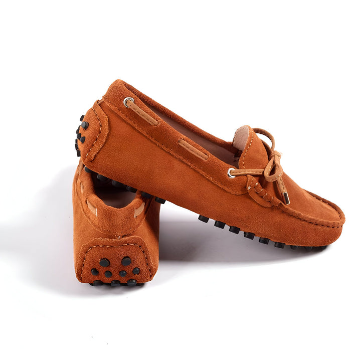 Mocassins en daim marron clair pour homme et femme, style décontracté avec nœuds et semelles à picots. Chaussures confortables et élégantes sur fond blanc., 45287137542325,45287137575093,45287137607861,45287137640629,45287137673397,45287137706165,45287137738933,45287137771701,45287137804469,45287137837237,45287137870005,45287137902773,45287137935541,45287137968309,45287138001077,45287138033845,45287138066613,45287138099381,45287138132149,45287138164917,45287138197685,45287138230453,45287138263221,45