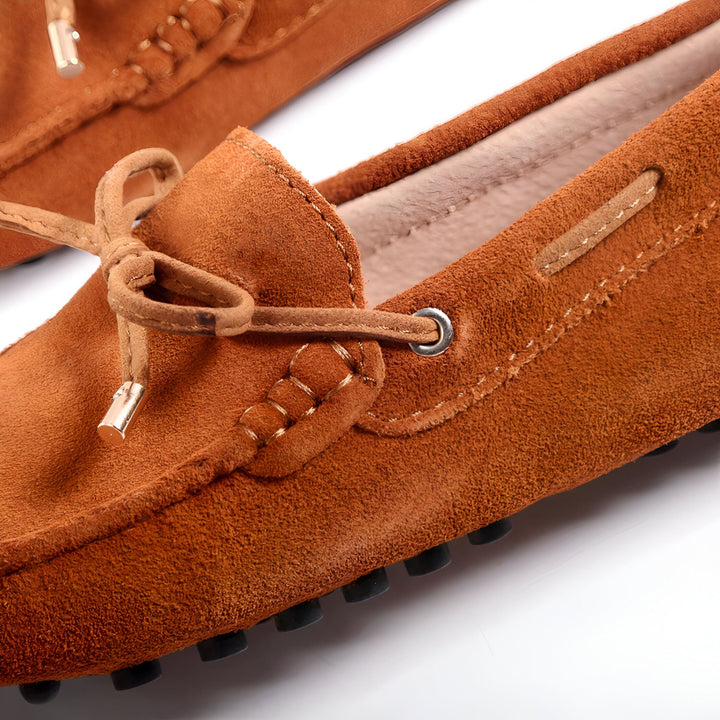 Mocassins en daim marron clair avec des lacets noués, une couture visible et une semelle noire. Chaussures décontractées et élégantes., 45287137542325,45287137575093,45287137607861,45287137640629,45287137673397,45287137706165,45287137738933,45287137771701,45287137804469,45287137837237,45287137870005,45287137902773,45287137935541,45287137968309,45287138001077,45287138033845,45287138066613,45287138099381,45287138132149,45287138164917,45287138197685,45287138230453,45287138263221,45287138295989,452871383