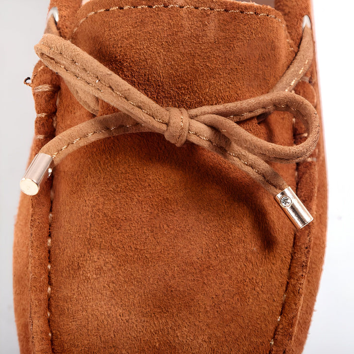 Mocassin marron en daim avec lacets décoratifs. Gros plan sur chaussure en cuir suède. Détail du nœud et des embouts métalliques. Chaussures décontractées et élégantes pour hommes., 45287137542325,45287137575093,45287137607861,45287137640629,45287137673397,45287137706165,45287137738933,45287137771701,45287137804469,45287137837237,45287137870005,45287137902773,45287137935541,45287137968309,45287138001077,45287138033845,45287138066613,45287138099381,45287138132149,45287138164917,45287138197685,4528