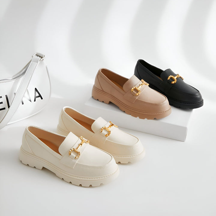 Trois paires de mocassins à semelle épaisse, en blanc cassé, beige et noir, avec des ornements dorés, présentées avec un sac à main blanc sur fond blanc., 45286850855093,45286850887861,45286850920629,45286850953397,45286850986165,45286851018933,45286851051701,45286851084469,45286851117237,45286851150005,45286851182773,45286851215541,45286851248309,45286851281077,45286851313845