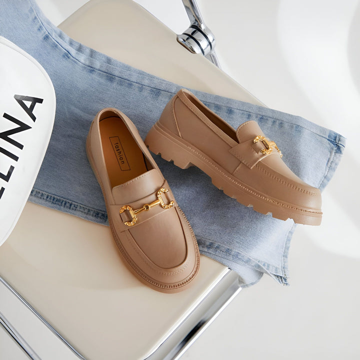 Mocassins beiges pour femmes avec détails dorés sur un jean bleu clair, reposant sur une chaise blanche. Chaussures élégantes et confortables., 45286850855093,45286850887861,45286850920629,45286850953397,45286850986165,45286851018933,45286851051701,45286851084469,45286851117237,45286851150005,45286851182773,45286851215541,45286851248309,45286851281077,45286851313845