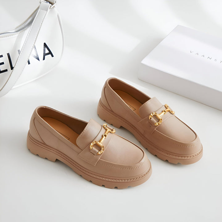 Mocassins beiges à semelles épaisses et boucles dorées, présentés avec un sac à main blanc et une boîte blanche. Chaussures de mode pour femmes, style décontracté et élégant., 45286850855093,45286850887861,45286850920629,45286850953397,45286850986165,45286851018933,45286851051701,45286851084469,45286851117237,45286851150005,45286851182773,45286851215541,45286851248309,45286851281077,45286851313845