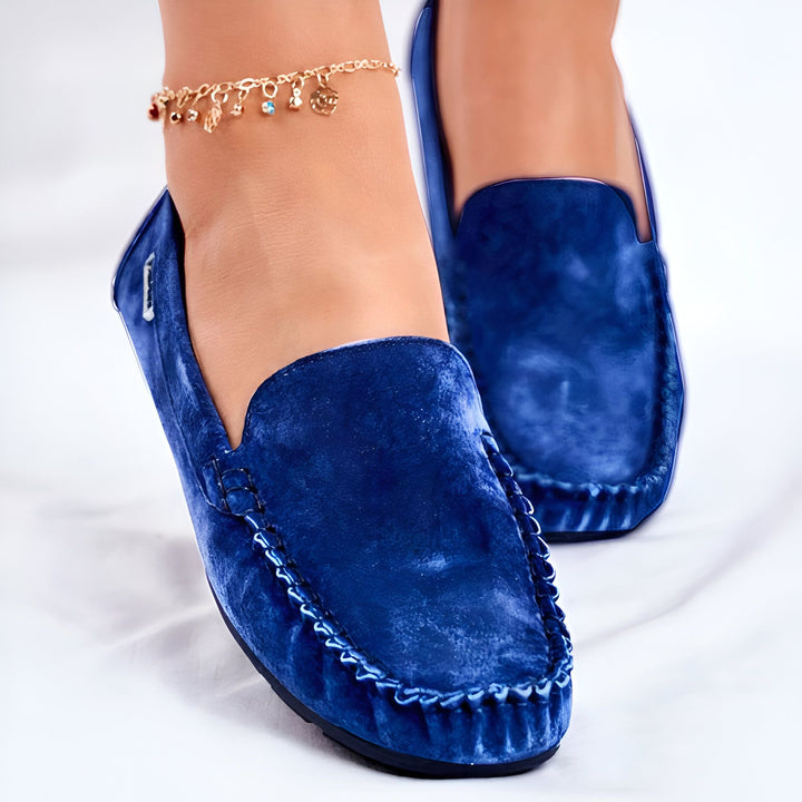 Mocassins bleus en daim portés avec une chaîne de cheville dorée. Chaussures élégantes et confortables., 45287098843317,45287098876085,45287098908853,45287098941621,45287098974389,45287099007157,45287099039925,45287099072693,45287099105461,45287099138229,45287099170997,45287099203765,45287099236533,45287099269301,45287099302069,45287099334837,45287099367605,45287099400373